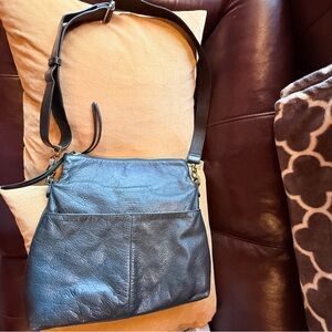 Classic Black Leather Crossbody Shoulder Bag - Sleek Everyday Carry